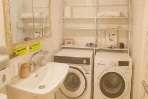 Theanos Cozy & Quiet Lux Central Flat - Wifi & full Amenities