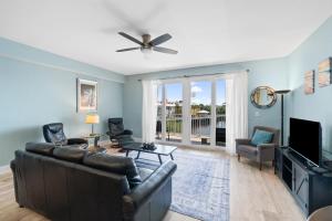 Resort-Style Lake-View Condo, 5 Pools, Hot Tubs, Walk to Beach