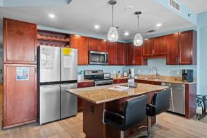 Resort-Style Lake-View Condo, 5 Pools, Hot Tubs, Walk to Beach