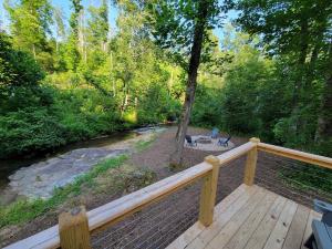 Geodome Nature Escape, Creekside, WIFI & Hot Shower