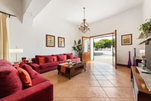 Refugio del Volcán by Tropical Host