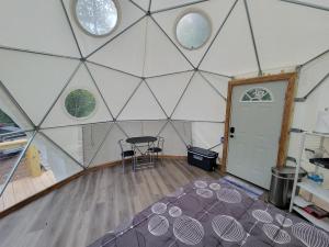 Geodome Nature Escape, Creekside, WIFI & Hot Shower