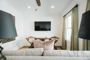 Lady Liberty Carriage House by Lucky Savannah