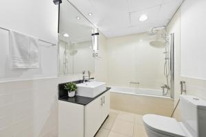 Yacht Bay Tower 1min to Metro, Tram and 5min to Marina