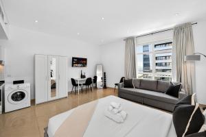 Yacht Bay Tower 1min to Metro, Tram and 5min to Marina