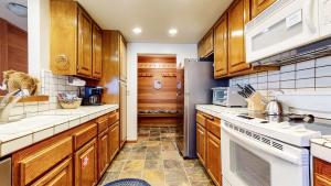 Walk to Mammoth Ski Lifts at Canyon Lodge Condo