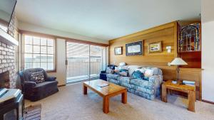 Walk to Mammoth Ski Lifts at Canyon Lodge Condo