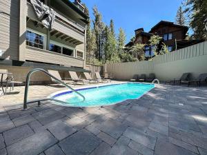 Walk to Mammoth Ski Lifts at Canyon Lodge Condo