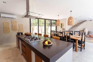 Villa Chumuuk - Modern 5BR Sanctuary with Large Pool and Rooftop Terrace