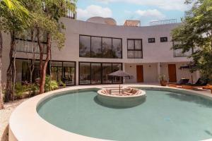 Villa Chumuuk - Modern 5BR Sanctuary with Large Pool and Rooftop Terrace