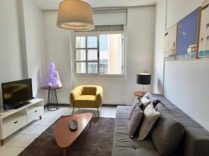 HR.165 - Apartamento com uma suíte para alugar em Copacabana, com piscina vista mar no terraço