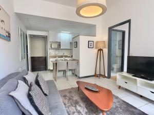 HR.165 - Apartamento com uma suíte para alugar em Copacabana, com piscina vista mar no terraço