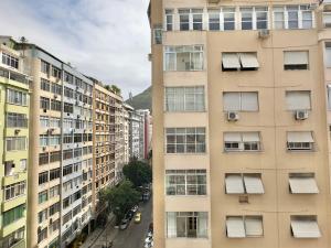 HR.165 - Apartamento com uma suíte para alugar em Copacabana, com piscina vista mar no terraço