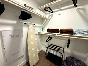 Modern Retreat 10 Min from Disneyland With Pool & Gym