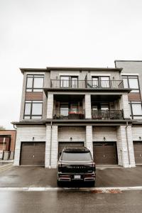 Luxury 2-Bed Townhouse Near Waterfront & Downtown