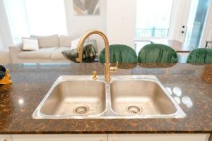 Luxury 2-Bed Townhouse Near Waterfront & Downtown