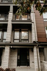 Luxury 2-Bed Townhouse Near Waterfront & Downtown