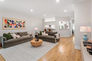 Raleigh Executive 2BR, Newly Furnished, Fenton & N Hills