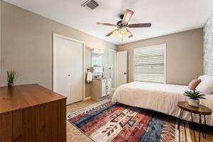 Pet-Friendly Aggie Village - Fire Pit Games and walk to Texas AnM