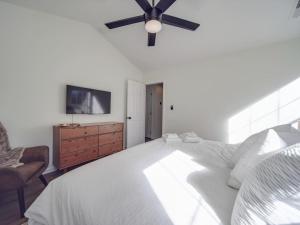 Fully Updated Cozy 3 BR Ranch Escape -WWC- Airport