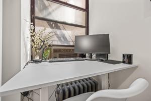 Steps from Everything - Modern 1-Bdr in Downtowns Square