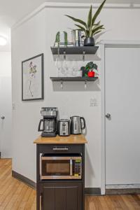 Steps from Everything - Modern 1-Bdr in Downtowns Square