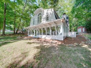 3 BR Cozy Lakefront Cottage