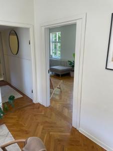 Stort værelse udlejes i herskabslejlighed midt i Odense by