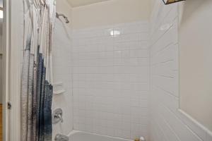 Heart of Downtown Manhattan - Stylish One Bedroom Apartment in Vibrant Square