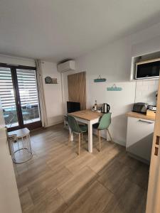 Studio Mimosa rez-de-chaussée à 800m de la plage et des commerces - parking privé avec possibilité de louer une voiture