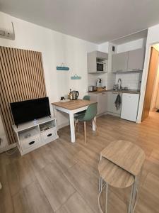 Studio Mimosa rez-de-chaussée à 800m de la plage et des commerces - parking privé avec possibilité de louer une voiture