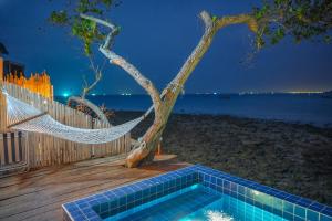 White Beachfront Pool Villa Koh Larn