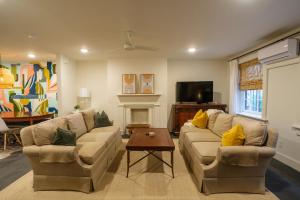 Gaston Noir by Lucky Savannah