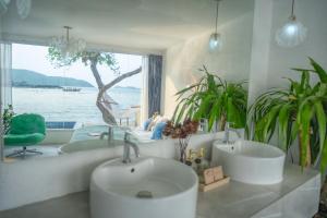 White Beachfront Pool Villa Koh Larn
