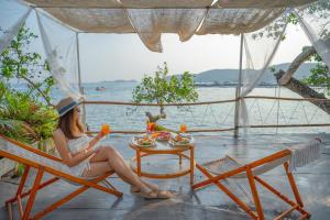 White Beachfront Pool Villa Koh Larn