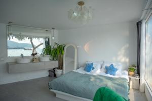 White Beachfront Pool Villa Koh Larn