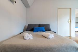 cerca de la estación retiro con cochera, pileta y sauna