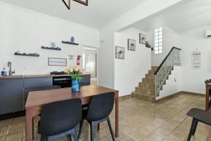 8BR 7 BA Sleeps 16 Wifi Walk to Beach