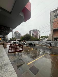 Apartamento de 01 dormitório no centro, 100m da praia