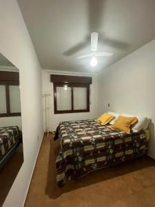 Apartamento de 01 dormitório no centro, 100m da praia