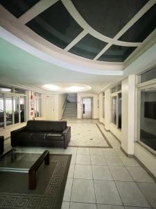 Apartamento de 01 dormitório no centro, 100m da praia