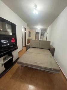 Apartamento de 01 dormitório no centro, 100m da praia