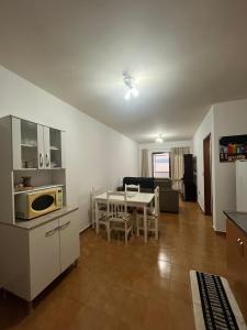 Apartamento de 01 dormitório no centro, 100m da praia