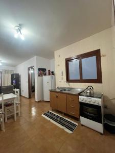 Apartamento de 01 dormitório no centro, 100m da praia