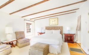 Birds Nest Carriage House by Lucky Savannah