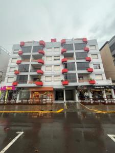 Apartamento de 01 dormitório no centro, 100m da praia