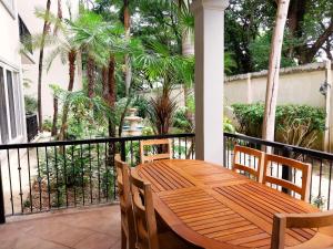 Surfside Tower - Ground Floor Condo with Pool, Walk to Potrero Beach