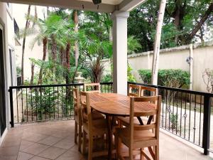 Surfside Tower - Ground Floor Condo with Pool, Walk to Potrero Beach
