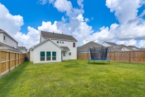 10 Mi to Downtown Houston: Family Home w Yard