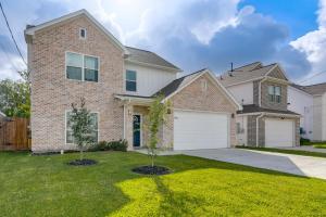 10 Mi to Downtown Houston: Family Home w Yard